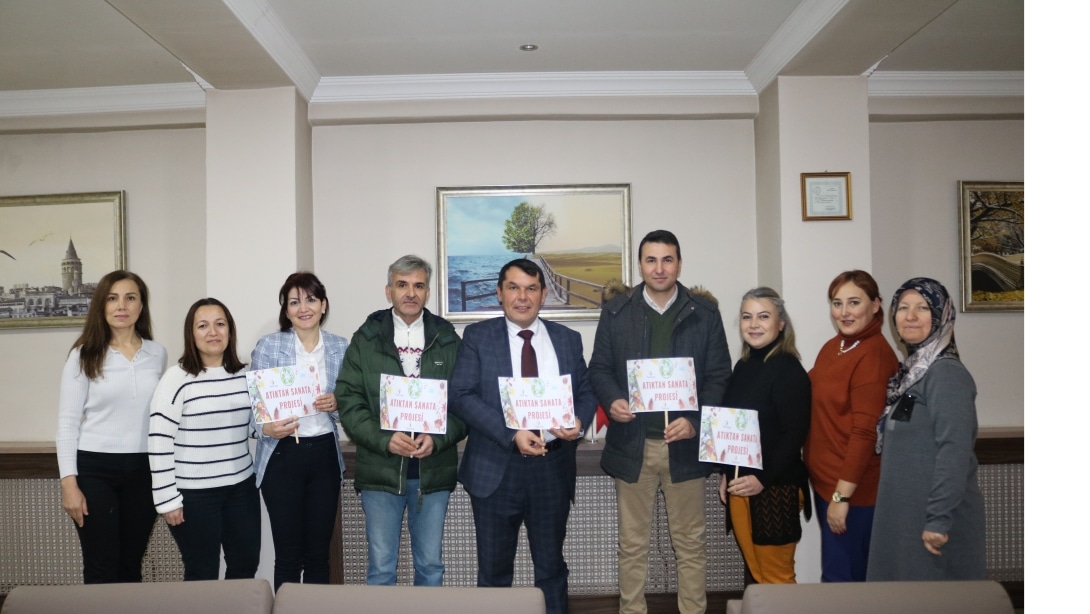 Şehit Edip Aybey Ahat İlkokulu - Ortaokulu Okul Müdürü ve Öğretmenleri İle İlçe Müdürümüzü Ziyaret Ederek Yürüttükleri Projeleri Hakkında Bilgi Verdiler.