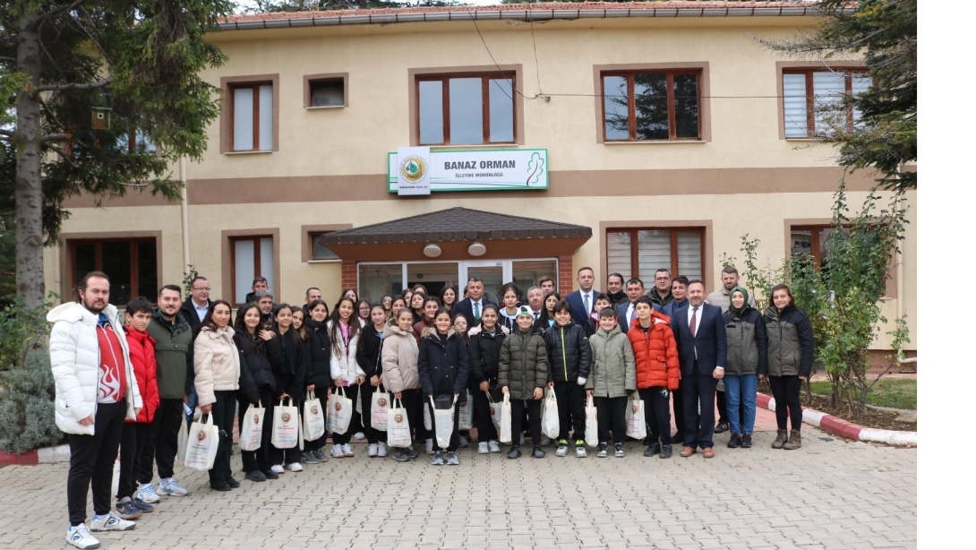 Milli Ağaçlandırma Günü'nde fidan dikim etkinliğine katılım sağlayan öğretmen ve öğrencilerimize Sayın Kaymakamımız Cuma EMEÇ ve Kaymakam Refiği Gökhan HÜLAKÜ tarafından hediye takdim edildi.