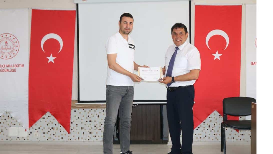 2024-2025 Eğitim Öğretim Yılı Faaliyetlerinde Komisyonlarda ve Jurilerde Görev Alan Okul Yöneticilerimize ve Öğretmenlerimize Teşekkür Belgesi Takdimi